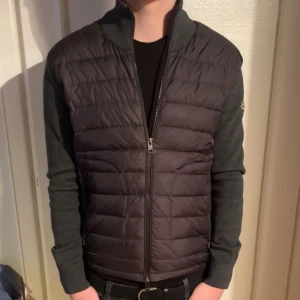 Monclear cardigan - Säljer min moncler cardigan i storlek M. Den har inga defekter, den är sparsamt använd. Passar bra till alla årstider. Skriv ifall ni har några frågor så är det bara att dma. Först till kvarn😊