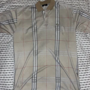 Burberry Piké  - Köpt här på plick men är för stor på mig därför säljs den.  Bra skick. 