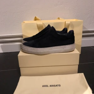 Arigato Laceless - Tja, jag säljer nu dessa Arigatos i storlek 41. De är använda hyfsat mycket men är ändå i bra skick. Låda och dustbag kommer med. Hör gärna av dig om du har frågor!👍🔥