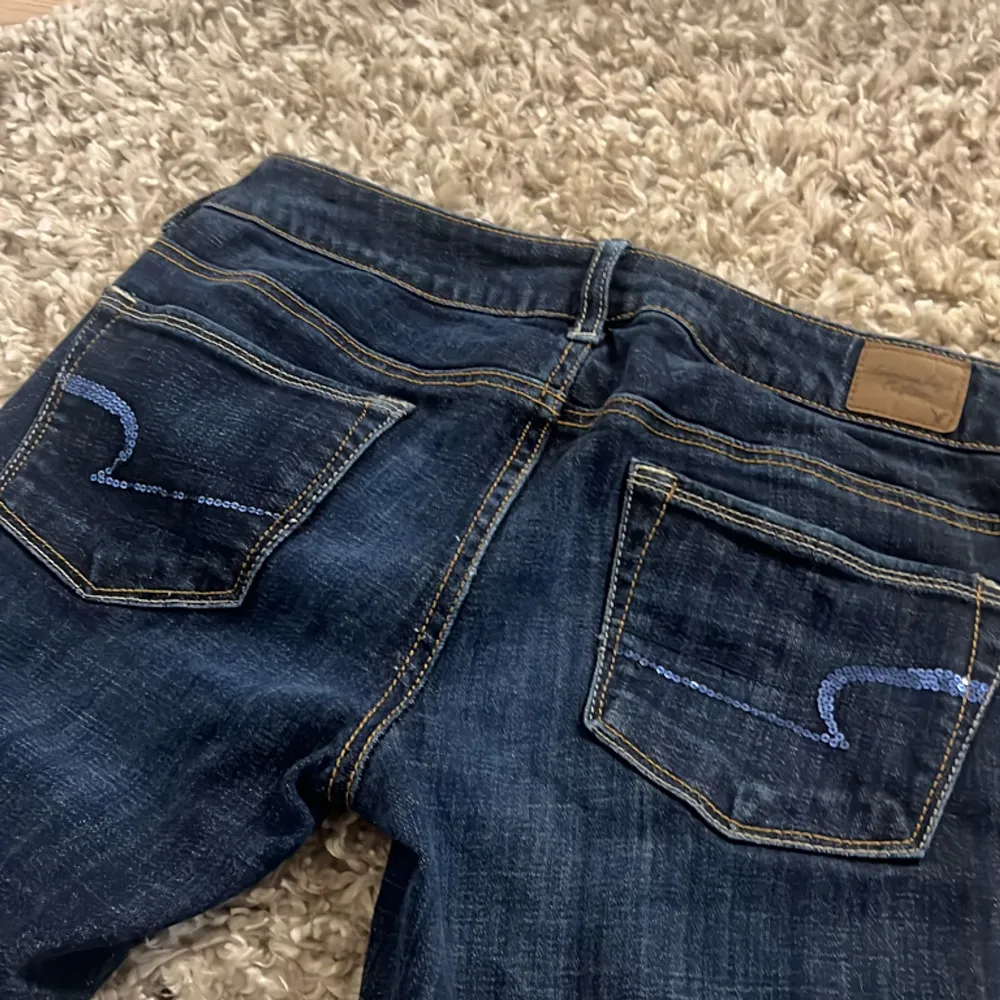 jag säljer mina american eagle jeans pga av att de är för stora i midjan (inga defekter) pris kan diskuteras. Jeans & Byxor.