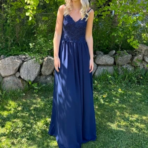 Balklänning - Marinblå balklänning som inte har några tecken på användning, köpt för 1595 kr 2023!💙