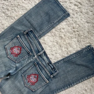 Lågmidjade Bootcut jeans  - Lågmidjade Bootcut jeans från rock & republic med unika bakfickor och Såå snygg wash. Fint skick. Innerbenslängd:85 midjemått:36 (x2) vill du köpa trycker du på köp nu. Jag postar inom 24h
