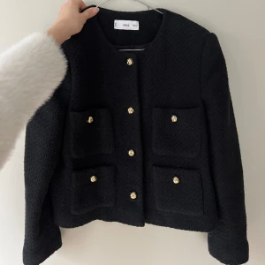 Jacka från mango  - Superlyxig jacka från mango, passar att ha en blus eller tunnare stickad tröja under. Stolek XL men passar mig som har S