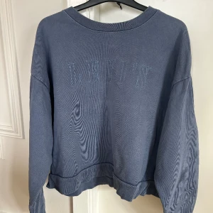 Levis tröja - Säljer denna coola Levis sweatshirten i storlek s/m, den är i en jätte fin mörk blå färg men loggan insydd mitt på, den kan matchas jätte snyggt med ett par jeans eller en kjol och är perfekt nu till våren☺️