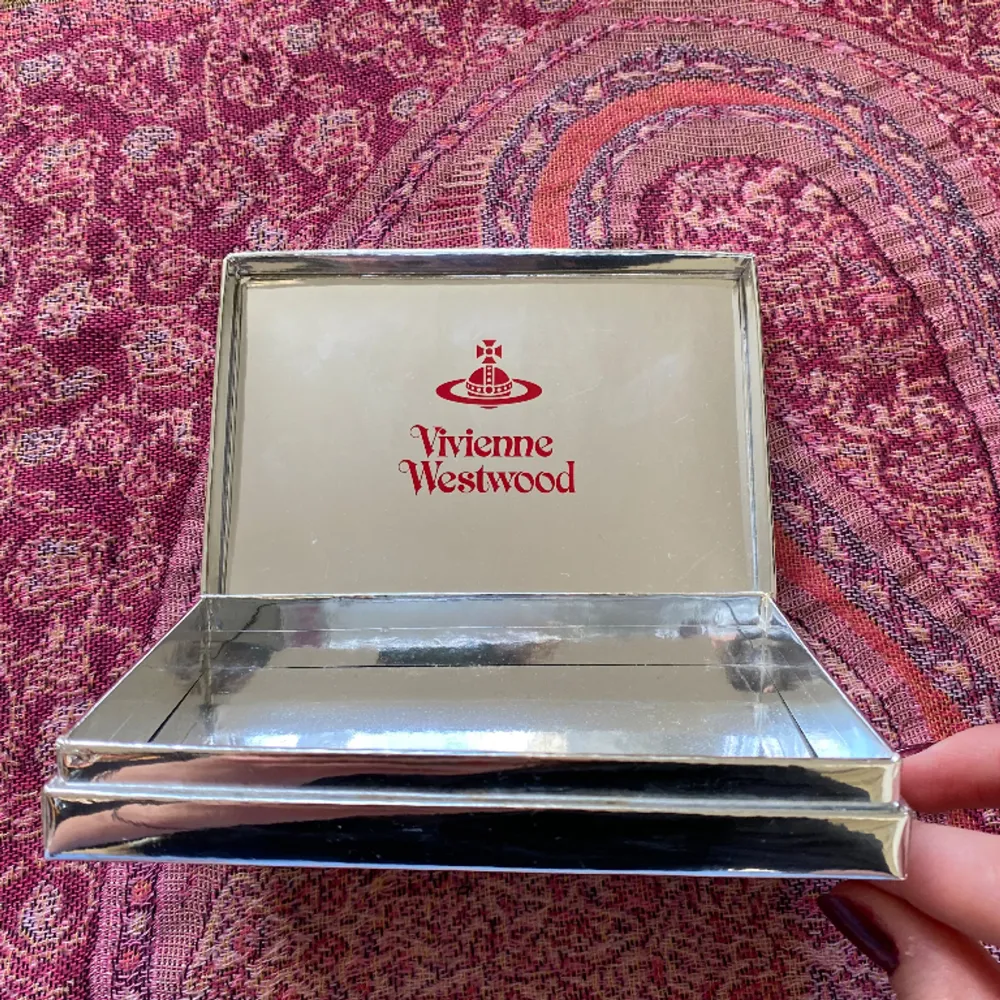 Supersöt Vivienne Westwood låda för typ förvaring! Köpt/fraktad från Japan. Mått 14x9,5x2,5 cm. Inte metall. Tror det har varit skönhetsprodukter i den innan . Övrigt.