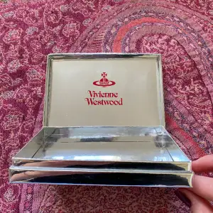 Supersöt Vivienne Westwood låda för typ förvaring! Köpt/fraktad från Japan. Mått 14x9,5x2,5 cm. Inte metall. Tror det har varit skönhetsprodukter i den innan 