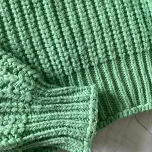 Stickadtröja  - En fin stickadtröja som är knappt använd, i bökigt fin grön färg💕