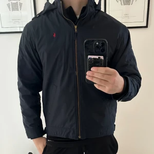 Ralph Lauren jacka - En riktigt snygg jacka som är perfekt för vädret just nu. Skick: 9/10✅. Storleken är Xl i barn så den sitter som en S.