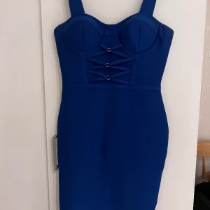 Bodyconklänning i bandagemodell med knytdetalj - Klänning är i bra skick och har använts 2 gånger. Polyester