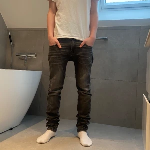 Replay Anabass Jeans - Säljer nu ett par riktigt feta replay jeans. Jeansen är i modellen anabass och är i perfekt skick. Inköpta för 1499 men vi lägger vårt pris på endast 499. Skriv vid minsta, priset kan dock diskuteras.