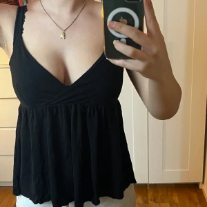 Super fin sommartopp - En svart super gullig sommartopp som jag köpte för flera år sedan när jag var utomlands. Uppskattad storlek är s.