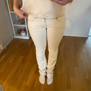Lågmidjade jeans - Skitsnygga lågmidjade jeans! Aldrig använt och i superbra skick. Storlek 29/36 men passar som 27/28 i midjan och 36 i längd.
