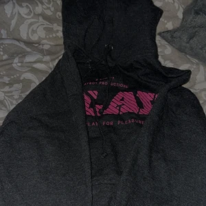 hoodie - skön hoodie men inte riktigt min stil, är mer åt det mörkgråa hållet🩷