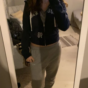 Huddie - Denna är väldigt fin huddie från Urban outfitters och köpt för 650kr men är inte riktigt min stil men hör av er om ni är intresserade denna är även liten i storlek som ni ser på bilden💗