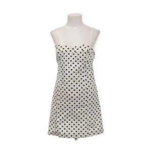 Prickig klänning - Fin kort prickig klänning från zara med lite öppen rygg, oanvänd.