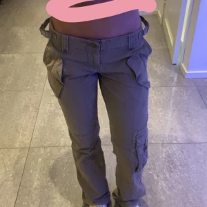 Byxor - Lågmidjade cargo byxor. Fint skick i färgen grön skriv vid frågor!