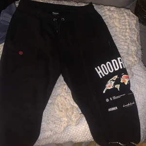 Mjukisbyxor - Byxor lite stretchade i knäna pga andvänding inget man lägger märke till köpte hela dressen för 1500