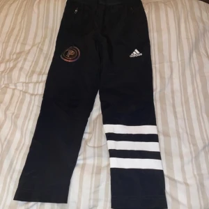 Adidas byxor  - Knappt använda , kanske vid 3 tillfällen ! 