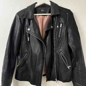 Skinnjacka  - Oanvänd skinnjacka. Storlek 36. 