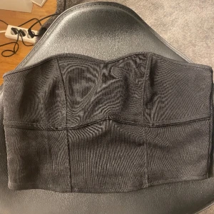 Svart topp - Svart topp från hm med detaljer. Aldrig använd men lappen är bortdragen. 