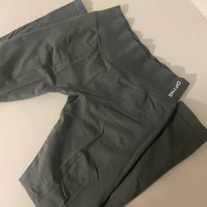 Dfyne tights - Aldrig använda. Har för många tights redan, därav säljer jag dessa. Passar S-M  Helt slutsålda på hemsidan! 💘