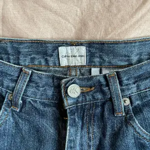 Calvin Klein jeans, avklippta nedtill. Står ingen storlek men försmå på mig som är en S så skulle tippa en xs om inte xxs.