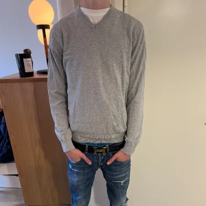 John Henric tröja - Tja, säljer nu min jättesnygga John Henric tröja! Skicket är 8/10 och den har ej några deflekter. Hör av dig vid minsta tanke!