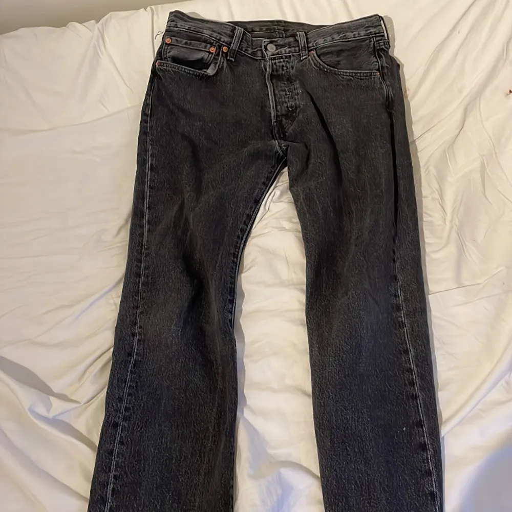 Säljer nu mina Levis 501 Jeans i färgen svart. Jeansen är i bra skick L32/W32 . Jeans & Byxor.