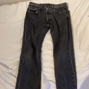 Säljer nu mina Levis 501 Jeans i färgen svart. Jeansen är i bra skick L32/W32 