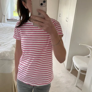 Randig söt topp  - Rosa och vit randig topp Basic och passar perfekt till sommaren  Använd fåtal gånger 