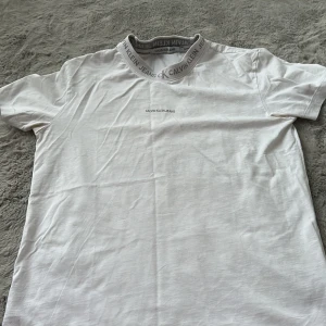 Calvin klein t shirt  - Bra kvalitet, vit, S storlek.