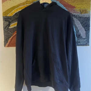 Svart hoodie - Boxig med bra passform