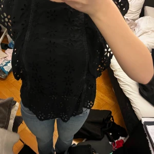 Zara topp - Säljer denna toppen från zara i storlek 152, den passar mig som oftast har xs. ❤️