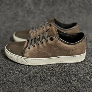 Lanvin skor  - Lanvins skor i den eftertraktade färgen brun. Som nya, endast använda några gånger. Storlek 7 passar 42. Nypris 4299kr, köp för endast 2399kr.