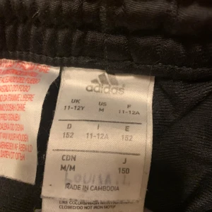 Adidas byxor - Ett par adidas som inte används längre. 