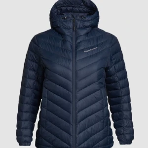 Peak performance dunjacka - Supersnygg dunjacka från peak performance. Supervarm och lätt. Har pyttesmå hål på armbågen men absolut inget som syns alls. Annars jättebra skick. Har köpt en ny jacka, därav säljes denna. Pris kan diskuteras vid snabb affär 💗🥰