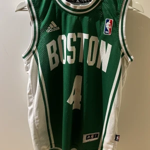NBA Celtics jersey - skicket är i 8/10. Väljer å sälja då jag haft den länge men nu är den för liten för mig