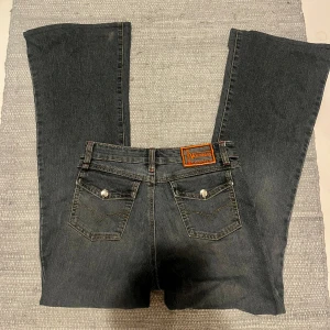 Bootcut jeans  - Bootcut jeans med coola fickor. Midjemått 33 cm, innerbenslängd 70cm❤️‍🔥