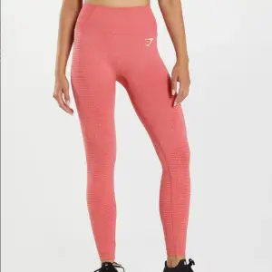 Säljer ett par leggings från Gymshark då dom inte kommer till användning! Modellen ”vital seamless 2.0 leggings” i färgen ”chilli red marl”. Köptes för ca 500kr och finns inte kvar på hemsidan. Skriv privat om du har frågor/vill ha egna bilder!