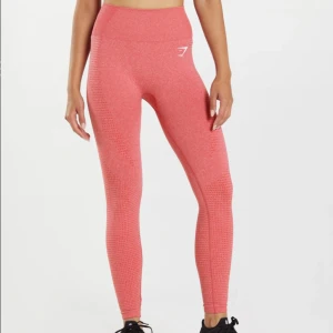 Seamless leggings - Säljer ett par leggings från Gymshark då dom inte kommer till användning! Modellen ”vital seamless 2.0 leggings” i färgen ”chilli red marl”. Köptes för ca 500kr och finns inte kvar på hemsidan. Skriv privat om du har frågor/vill ha egna bilder!