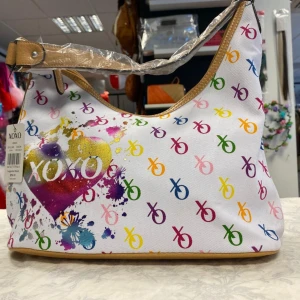 XOXO Handväska  - Har bra utrymmen, Totalt 2 fickor, en huvud blixtlåsfack, en fack inne med dragkedja 