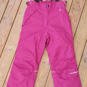 Skidbyxor, barn  - Skidbyxor, barn, cerise/mörkrosa. Strl. 164. Använda, men i gott skick.