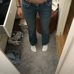 Lågmidjade utvängda jeans  - Lågmidjade bootcut jeans från Gina tricot. Passar mig som har 32 och 34 i jeans! 