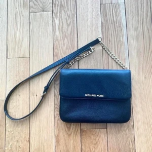 Michel kors väska  - En svart Michel kors väska. Färgen har gått bort lite på bokstäverna. Köpt för 1800 säljer för 1000. 