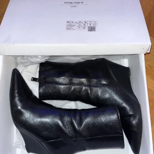 Skinn stövletter 39 - Skinn stövletter från other stories. Använda 2 gånger och är i fint skick. Köptes för 1799kr