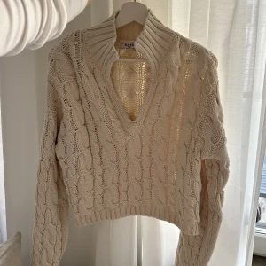 Kabelstickad tröja - Kabelstickad tröja från NA-KD. Lite kortare modell och lite oversized. Finns en krok i kragen om man vill knäppa den. Använd 1 gång. 