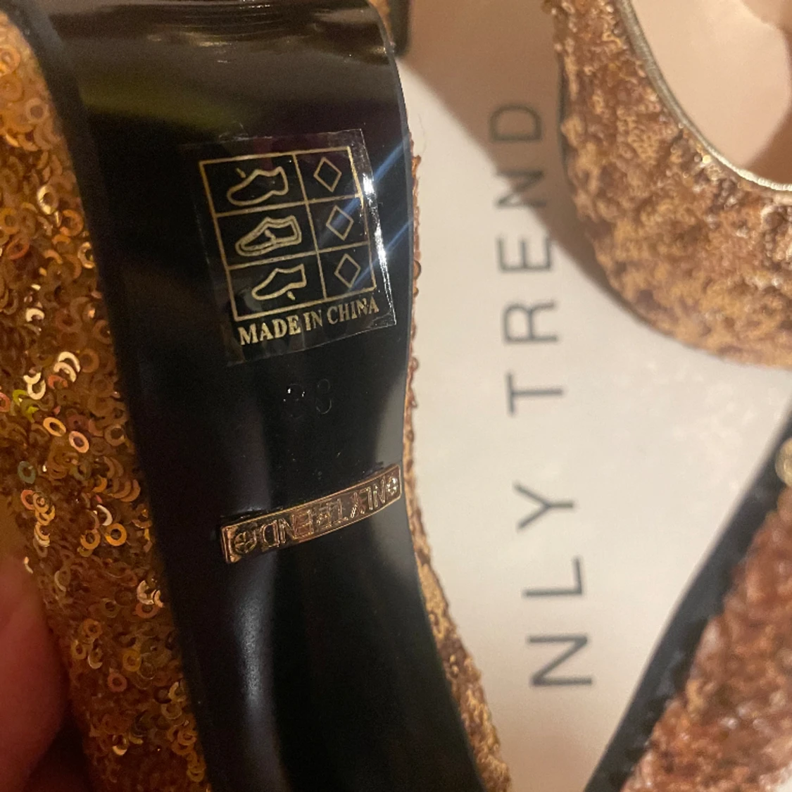 Guld glittriga klackskor - 91