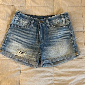 Jeansshorts från Levi’s - Säljer dessa shortsen från Levi’s!💞 bra skick🩷 köparen står för frakt! Tveka inte att fråga om ni undrar något💘