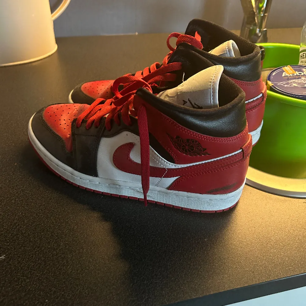 säljer nu mina jordans. använda fåtal gånger. köpta på zalando. tryck inte på köp nu utan att kontakta mig först :). Skor.