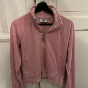 Juicy Couture tröja - Storlek M, knappt använd!  Först till kvarn! 